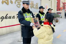 郑州市二七区兴华小学教育集团师生向人民警察献礼图片
