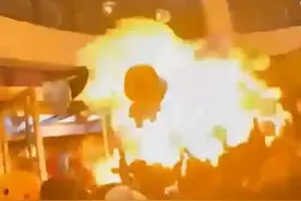 跨年夜惊魂！氢气球在人群中突然爆燃，有人被灼伤！图片