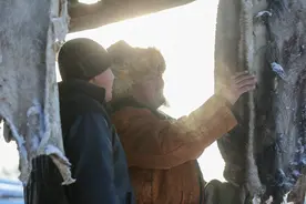 （追着雪花看新疆）滑雪“活化石”毛皮滑雪板焕发新生图片