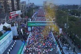 “四川飞人”邓智舰领跑！2025四川江油马拉松开跑，吸引万名跑友参赛图片