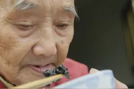 神奇！百岁老人每天吃“树叶”，白发竟然变黑发！图片