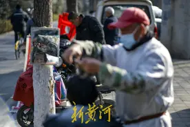 一张凳子、一个喷水壶、一个工具箱撑起一个摊位，这里剪发只需5元钱 | AI播泉城图片