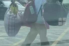 “扁担女孩”走红网络，抖音已处置26个仿冒“扁担女孩”账号，当事人无社交媒体账号图片