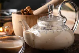 养生枸杞牛乳茶、熬夜人参水……中药奶茶火了，销量暴增372%！图片