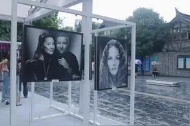 在成都宽窄巷子看到了一部中法当代史，游客体验拍照直呼这张写真拍完感觉净赚了两万图片