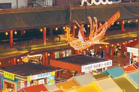 沈阳塔湾兴顺夜市上演视听狂欢 “凤凰仙子”在夜空中起舞图片