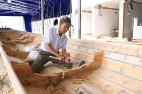 忙到停不下来，传统龙舟爆单，瑞安师傅三天赶制一条龙舟图片