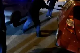 凌晨3点多，他砸开车窗……图片