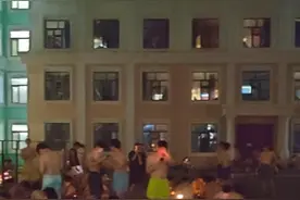 搭帐篷睡车库！东北高校学生因高温热得睡不着，学校：宿舍没有装空调，每年夏天都热图片