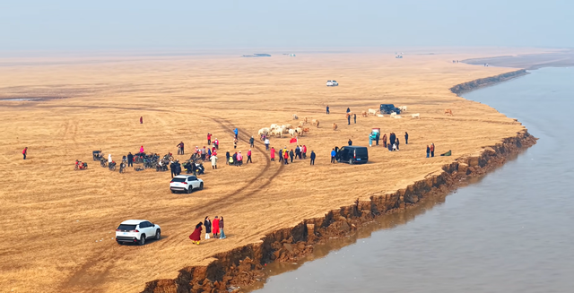 “矿坑美学”何以成新宠——郑州非景点打卡地走红的背后