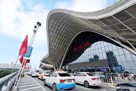 武汉站积极破解站前路段堵车难题图片