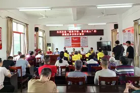 梅州丰顺县向梅大高速下跪拦车好心人黄建度授予表彰锦旗图片