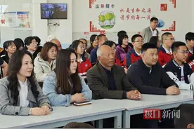 王杰亲友齐聚观看神二十出征，高中班主任：他数学和物理成绩优异，高考填报航空航天专业的愿望强烈图片