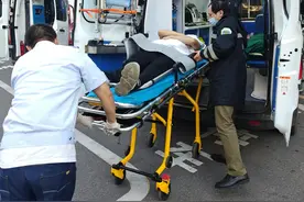 救助溺水者，“一看二吹三按压”步骤需记牢图片