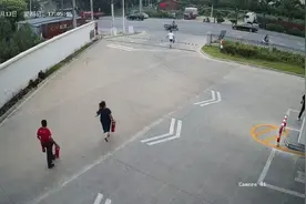 加油站旁一货车冒白烟 靖江市民迅速出手灭火图片