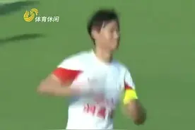 鲁媒：泰山B队闫恒烨攻破海港B队球门后做出“拧灯泡”庆祝动作图片