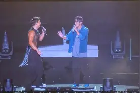 抢不到票如何看周杰伦演唱会？场外感人大合唱青春破防了图片