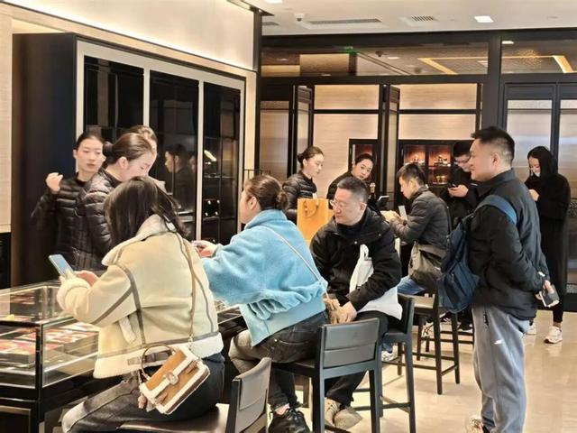 疯抢！集体暴涨！有人拖行李箱囤货…