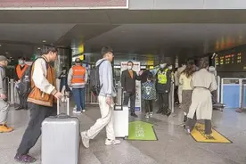 上海南站换乘地铁试点免二次安检首日，排长队现象不再图片