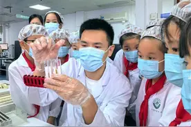 端午节前夕，20余名小学生变身“小药师”探索医学世界图片