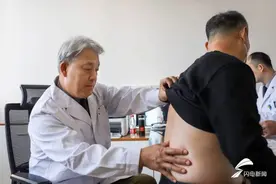 北京医疗专家到潍坊市人民医院义诊交流图片