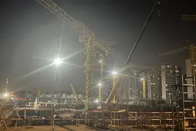 机器轰鸣至凌晨2点！一墙之隔的工地夜间施工频频扰民，光靠约谈有用吗？图片