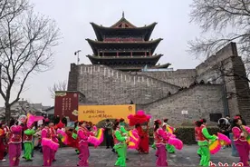 明代拱极门“舞”动民俗 平添“冬日烟火气”图片