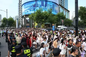 现场直击时代少年团演唱会：设父母等候区，没票也在场外支持图片