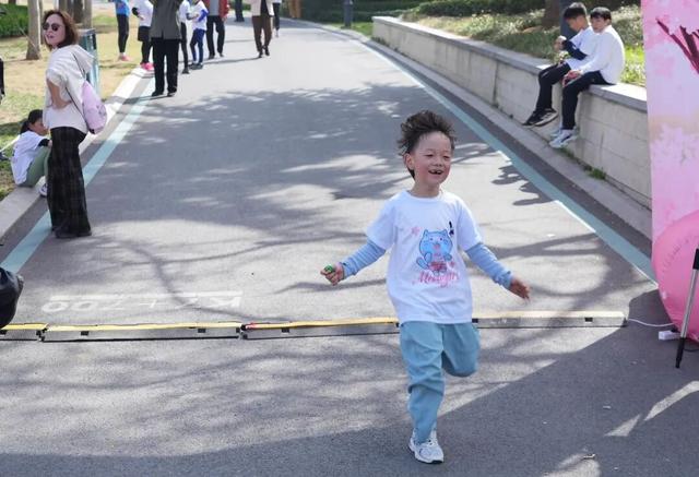 在“花雨”里奔跑，还能看到小动物，青岛数百个家庭的孩子和家长在这里玩嗨了
