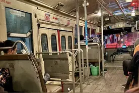 旅行的意义：坐公交环游世界的年轻人图片