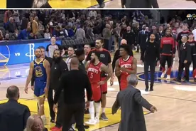 主教练还有5秒到达战场😡？回更衣室路上 库里与乌度卡发生争吵图片