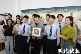 南京音乐话剧彩排现场，张艺兴用手语感谢听障学生们的礼物图片