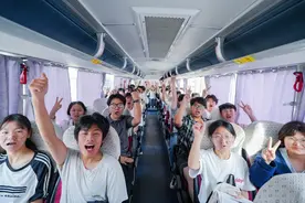 现场直击丨郑州航空港高考考场外的“定海神针”图片