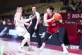 内线支柱余嘉豪缺阵，浙江稠州金租男篮小阵容险胜广州男篮图片