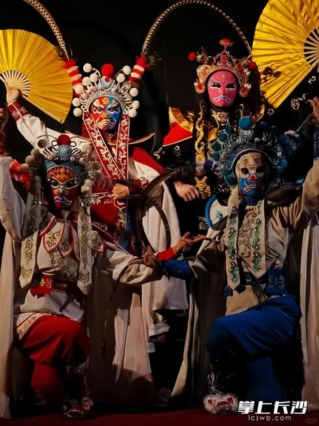 跨年来长沙方圆荟狂欢“炸场”！闯“山海绮境”，嗨翻非遗live秀