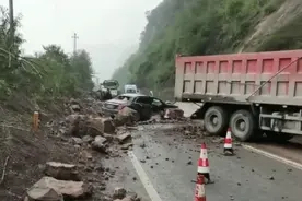 云南一地山石滚落砸中轿车 现场有大货车和摩托车发生交通事故图片