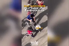 家长拍下小朋友们玩耍场面 大孩子“有福同享”分饮料 小孩子主动捡垃圾图片