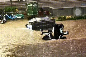 大雨中，两位老人三轮车侧翻，三个大汉冲了上去……图片