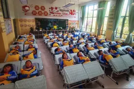 “趴睡”变“躺睡”！曲靖这个小学有了“午休神器”图片