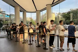 人山人海！直击华为门店，消费者排队抢购图片