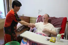 人间真爱！她照顾瘫痪丈夫12年，还清30万债务图片