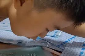 7岁弟弟帮姐姐熟练包书皮，母亲：每学期的新书都是弟弟帮忙包，很省心图片