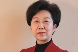 全国人大代表、江西景德镇市委书记胡雪梅：做足“瓷茶戏”文章 打造消费新热点图片