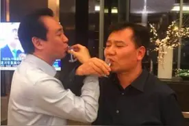 江苏队、广州均已解散！昔日许家印、张近东200亿的交杯酒图片