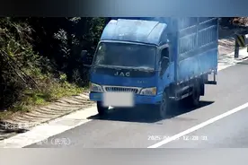 货车行驶高速途中起火 多位驾驶员主动协助救援脱困图片