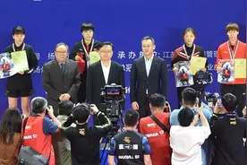 全国乒乓球锦标赛决赛：林诗栋夺得男单冠军  王艺迪夺得女单冠军图片