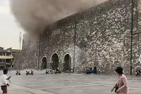 凤阳鼓楼瓦片脱落背后：1年多前维修企业来自黄山，专家称复建鼓楼时屋面坡度或过陡图片