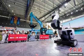 工程机械迎电动化新潮流 中国企业抢先机图片