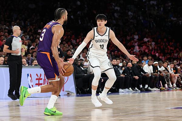 媒体：曾凡博获篮网双项合同难度不小