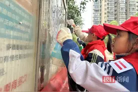 清理小广告有妙招！小小红马甲走进社区助力家园美化图片